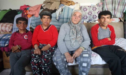 Fedakar anne, 3 engelli çocuğuna yıllardır gözü gibi bakıyor