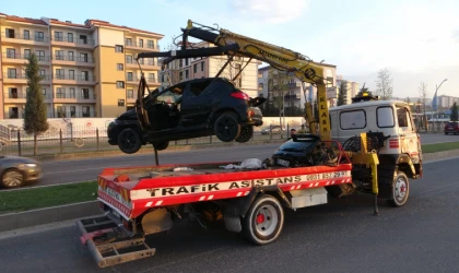 Malatya'da kontrolden çıkan otomobil refüje çarptı: 1 yaralı