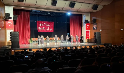 Malatya'da öğrencilerden Turgut Özakman oyunu
