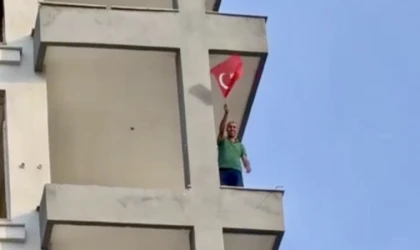 Hasarlı bina yıkımında iş makinesi operatörünün Türk bayrağı hassasiyeti