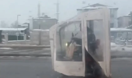 Malatya Sokaklarında Yeşilçam Esintisi: Yürüyen Dolap Gibi Motosiklet