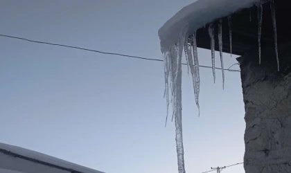 Malatya'da buz sarkıtları metreyle ölçüldü