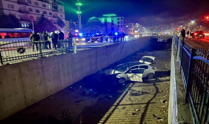 Direksiyon Hakimiyetini Kaybeden Sürücü Sulama Kanalına Uçtu