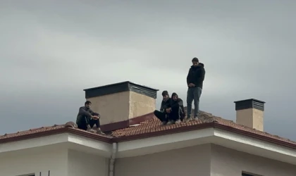 Paralarını Alamayan İşçiler Çatıya Çıktı