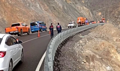 Doğanşehir Erkenek’te Heyelan Yolu Kapattı