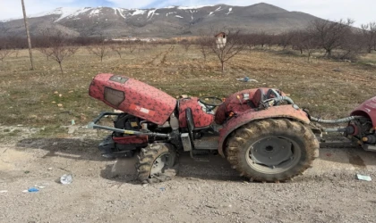 Kontrolden Çıkan Traktör Devrildi: 2 Kişi Yaralandı