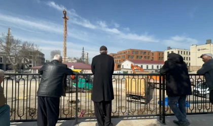 Malatya’da Yaşlılar Gün Boyu İnşaatları İzliyor: Eski Çarşının Hasreti Sürüyor