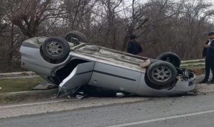 Ters Dönen Otomobildeki 3 Kişi Kazayı Yara Almadan Atlattı