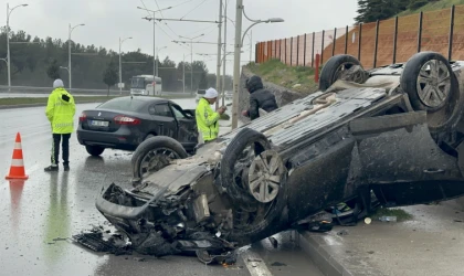 Feci Kazada Hurdaya Dönen Araçlardan Burunları Bile Kanamadan Kurtuldular