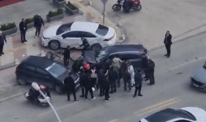 Karakavak’ta Otomobil Park Halindeki Araçlara Çarptı: Kadın Sürücü Yaralandı