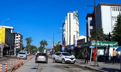 İnönü Caddesi’nde Kaza Kamerada: El Frenini Çekmeyince Araç Hareket Etti