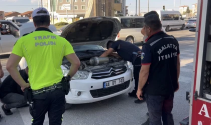 Araca Giren Kedi, İtfaiyenin Çaldığı Kedi Sesiyle Kurtarıldı