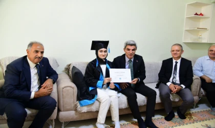 Engelleri Azmiyle Aştı, Mezuniyet Belgesini İl Müdürünün Elinden Aldı