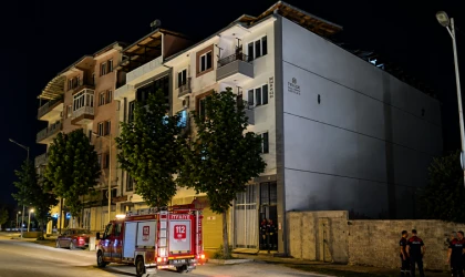 Halfettin’de Çatı Çöktü, Apartman Sakinleri Deprem Paniği Yaşadı
