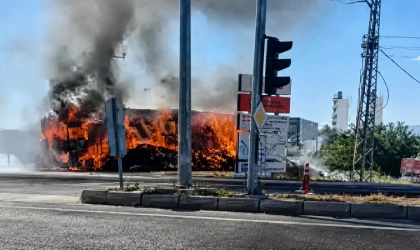 Saman Yüklü Tır Alevlere Teslim Oldu