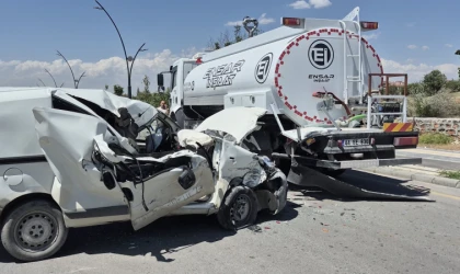 Su Tankerine Çarpan Araçta Can Pazarı: 1 Ağır Yaralı