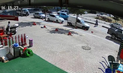 Yaya Geçidinde Zincirleme Tehlike Kamerada: Refüje Çıkıp Karşı Şeride Geçti