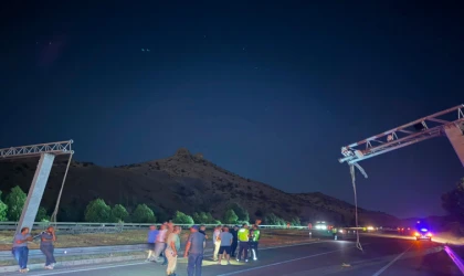 Hekimhan Malatya yolunda mobede direği devrildi