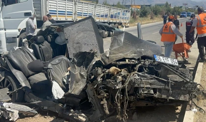 Tıra Arkadan Çarpan Otomobil Hurdaya Döndü: Sürücü Ağır Yaralı