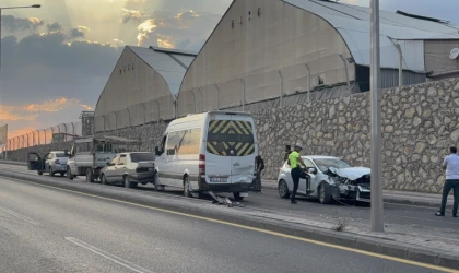 Anayurt Bulvarı’nda Zincirleme Kaza Trafiği Kilitledi